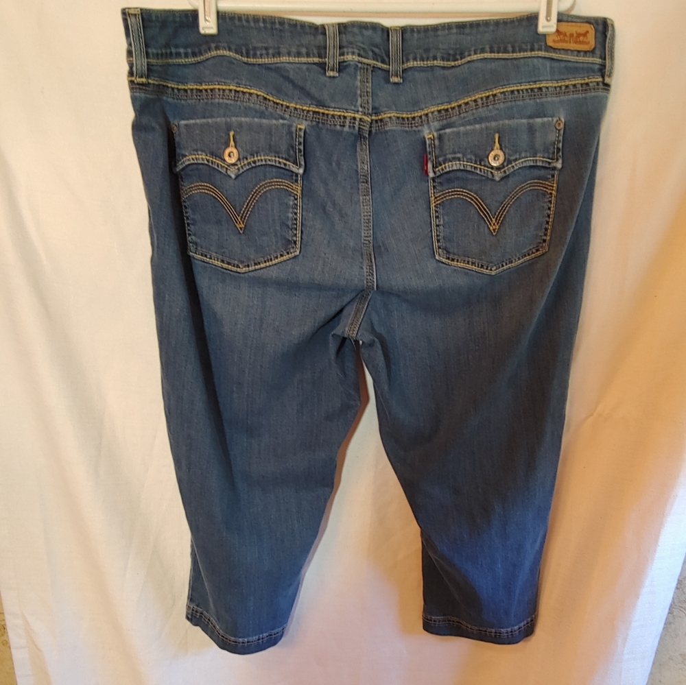Levi's Medium Wash 2 Button Fly Denim Capris - Picture 2 of 8